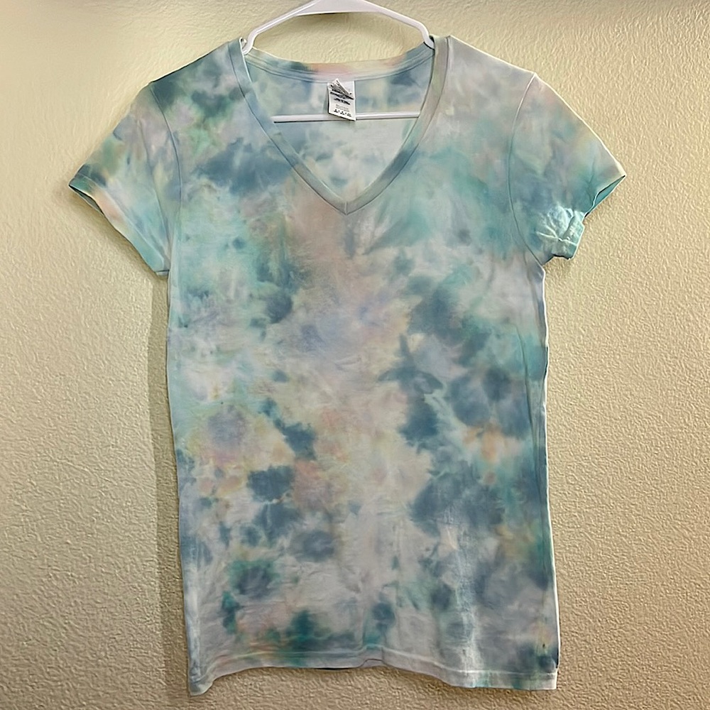 Women’s Small V-Neck Multicolored Cool Tye-dye Shirt